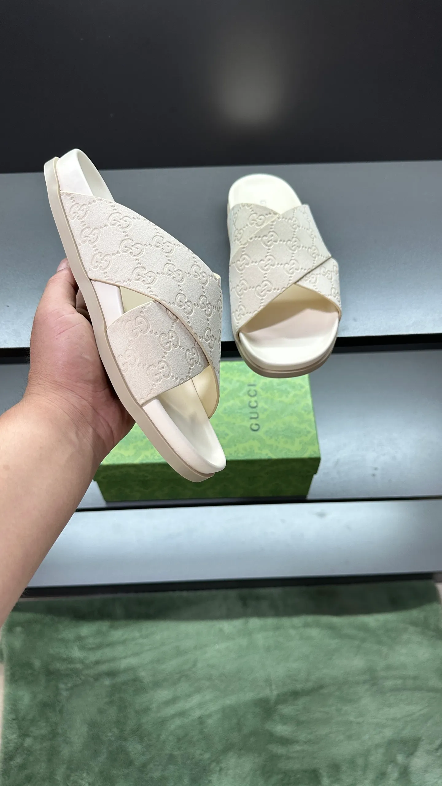 [G Home New Style] P: 300💰Men's size 39~45, (46. Customized) This slipper is made of GG polyester fiber and is decorated with a Gucci label on the front, which adds a striking logo feel to the style. "Gucci Made in Italy" stamped label Rubber sole Flat Made in Italy
